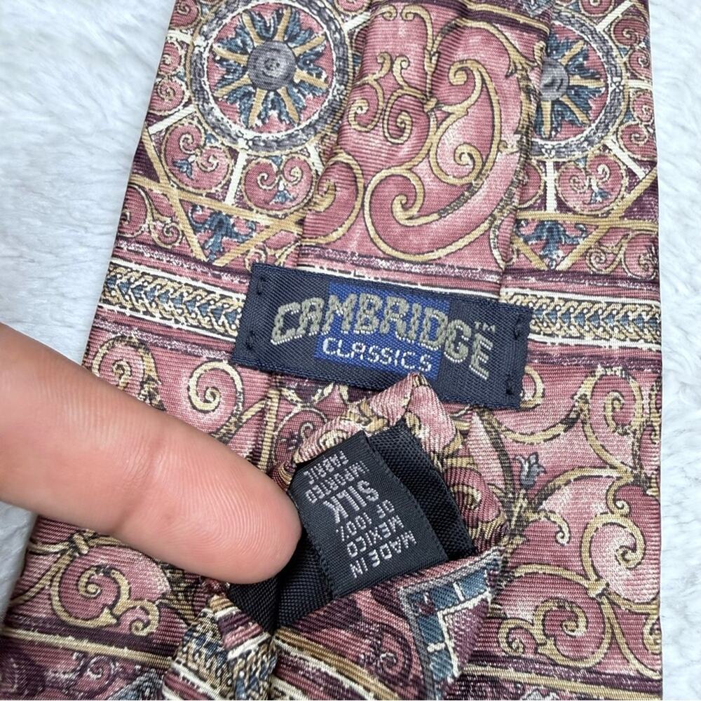 Classic Geometric Men's Tie - Picture 4 of 5